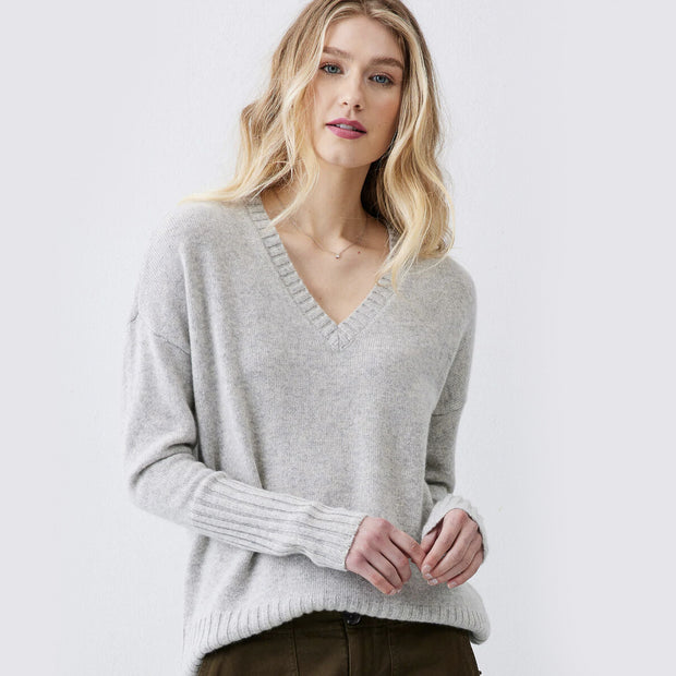 The Classic Cashmere V-Neck Sweater in Grey
